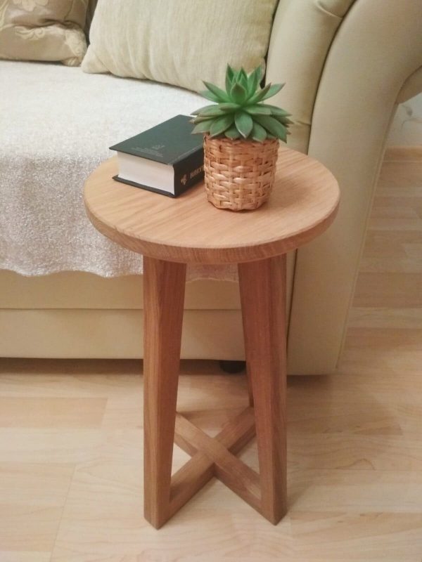 Маленький журнальный столик из дуба